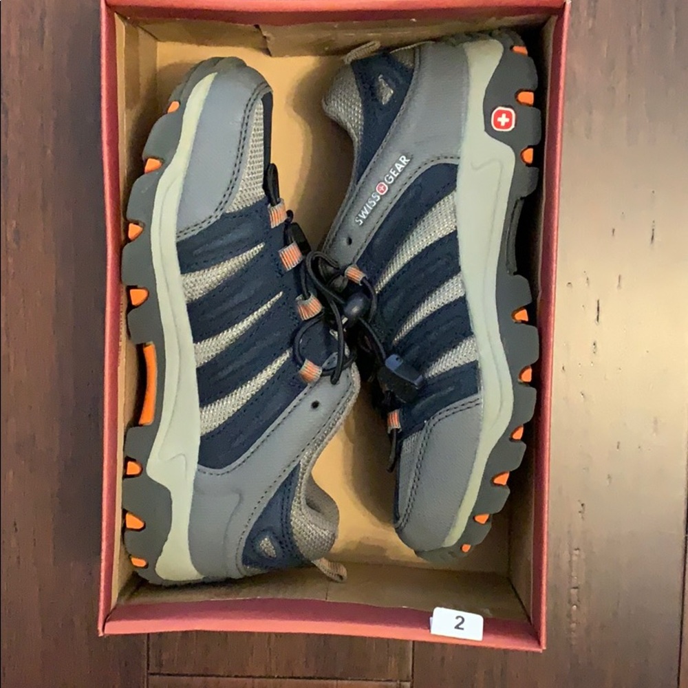 Boys size 2 Swiss Gear shoe